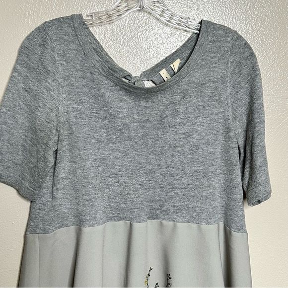 ANTHROPOLOGIE MOTH Gray Knit Baby Doll Floral Top Keyhole Back Size Small - Picture 2 of 7